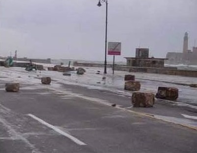 Archivo:Huracanolitos antrópicos Malecon de La Habana.jpg