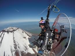 Archivo:Vuelo en las montañase.jpg