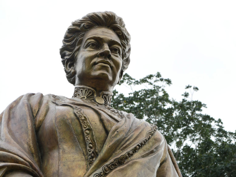 Archivo:UCLV Busto a Marta Abreu.jpg