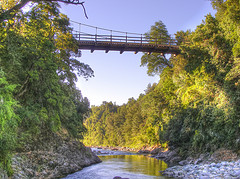 Archivo:Puente colgante entre la comuna de Antuco y Quilleco.jpg