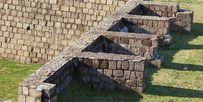 Archivo:Contramuro del baluarte este, Castillo de Niebla.jpg