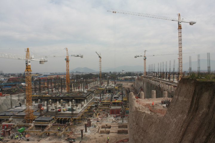 Archivo:Hospital del Carmen en construcción-aisladores sismicos.jpg