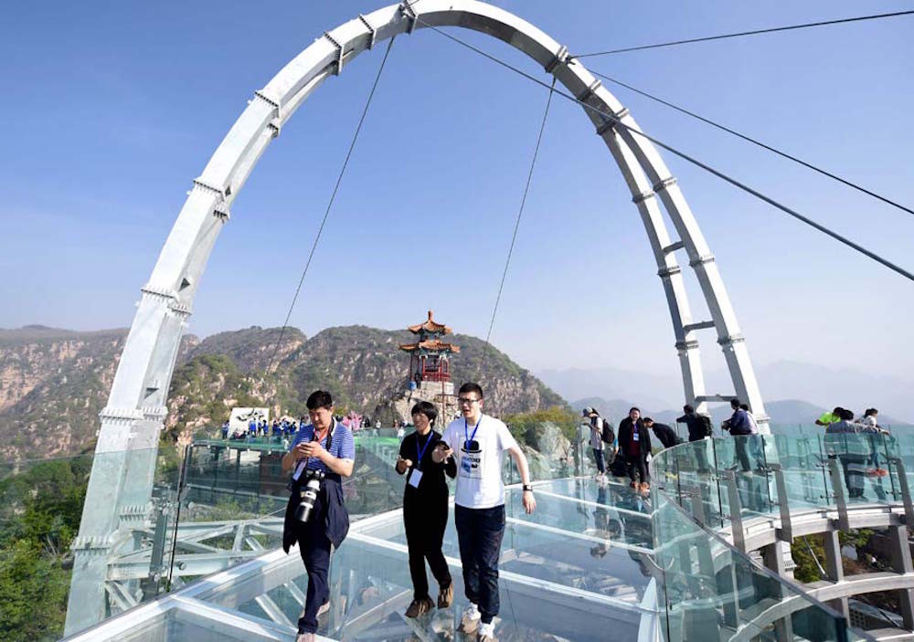 Игра в кальмара стеклянный мост. Стеклянный мост Янцзы. Стеклянный мост Бэйдайхэ. Стеклянный мост в Пекине. Китай стеклянная смотровая площадка на высоте 400 метров.