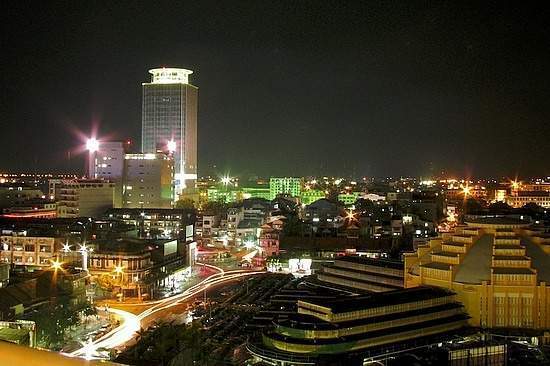 Archivo:Vista de noche phnom-penh.jpg