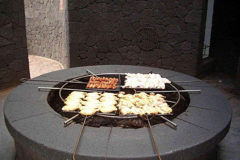 Archivo:Lanzarote Timanfaya Vulkangrill.jpg