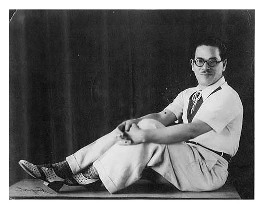 El dramaturgo y letrista cubano Félix B. Caignet (1892-1976) posando sentado sobre una mesa.