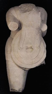 Guerrero con Caetra Colgada.png