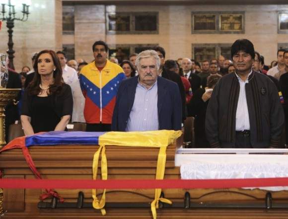 Archivo:Cristina-Mujica-y-Evo-rinden-tributo-a-Chávez.jpg