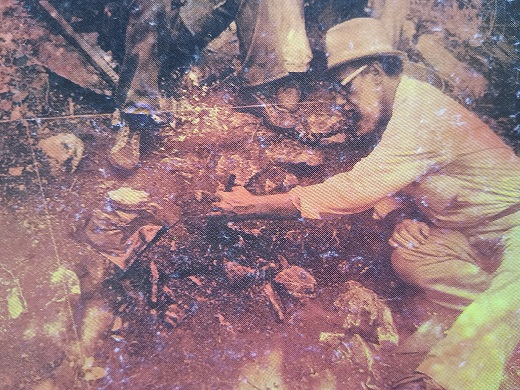 Archivo:El Dr. Guarch excavando en el sitio Chorro de Maita.jpg