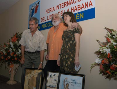Archivo:Premio Alejo Carpentier 2004.jpg