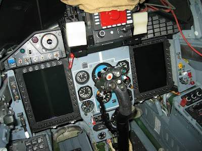 Archivo:MiG-29SMT cabina argelino devuelto.jpg