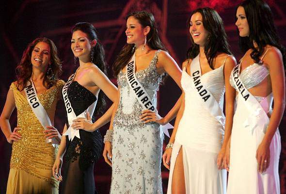 Archivo:Monica Spear y las finalitas de miss universo 2005.jpg