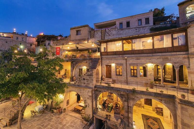 Archivo:Travellers cave pension.jpg