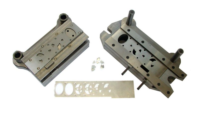 Archivo:ProgressiveDieToyota-strip-scrap.jpg