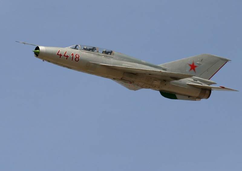 Archivo:MiG-21UM de la VVS.jpg