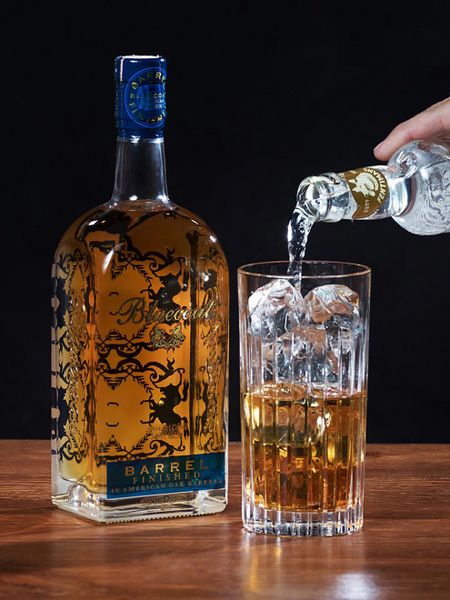 Archivo:Bluecoat-barrel ginger-ale cocteleria-creativa 900x1200 04.jpg