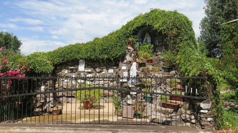 Archivo:Gruta de Lourdes, Chimborongo.JPG