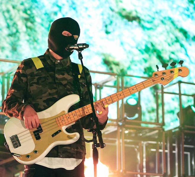Archivo:Tyler Joseph con el Bajo.jpg