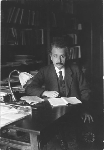 Archivo:Albert Einstein photo 1920.jpg
