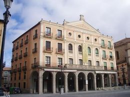 4-teatro-juan-bravo-exterior.jpg
