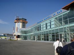 Aeropuerto Mariscal La Mar.jpg