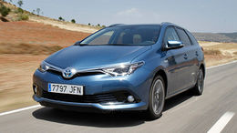 Toyota-auris-touring-sports-hybrid-lateral-frontal.320613.jpg