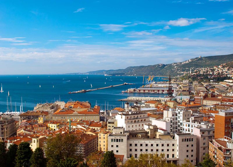 Archivo:CiudadTriesteItalia.jpg