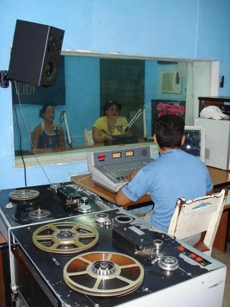 Archivo:Radio Moron cabina.JPG