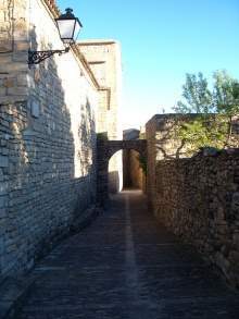 450px-Vista de una calle de Roda de Isábena.jpg