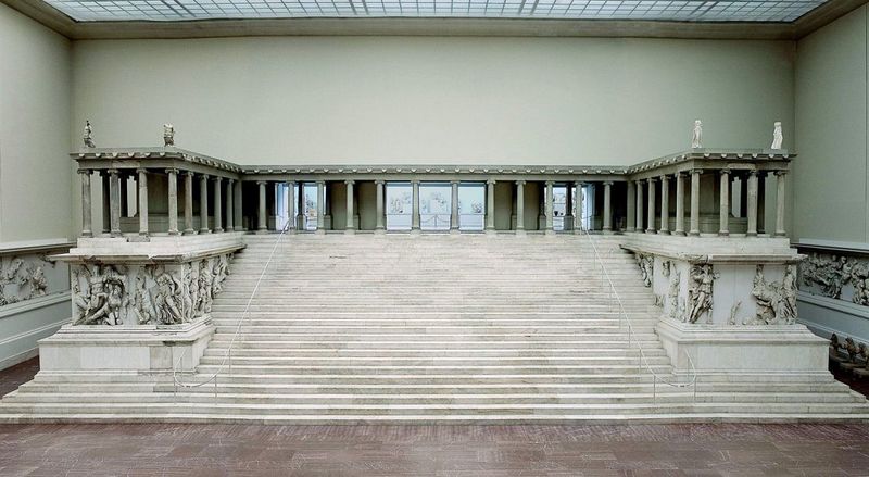 Archivo:Altar de Zeus en Pergamo.jpg