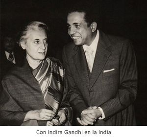 Con Indira Gandhi en la India.jpg