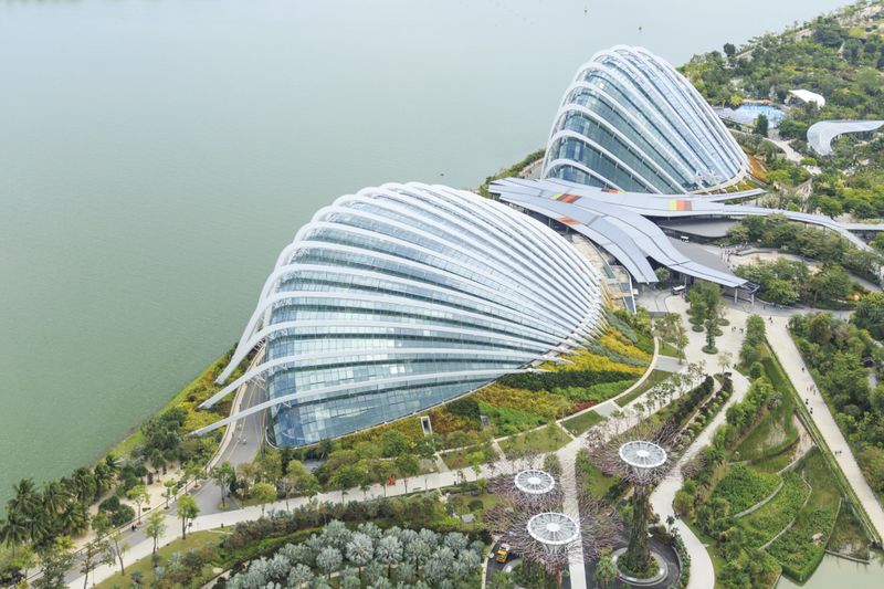 Archivo:Singapore Flower-Dome-and-Cloud-Forest-in-The-Gardens-02.jpg