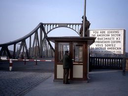 Puente-Glienicke1987-David-Stanley opt.jpg