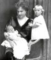 Reina Victoria con sus dos hijos menores, la infantita María Cristina y el infante Don Juan.jpg