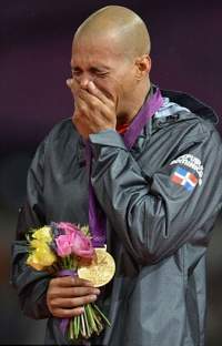 El velocista dominicanos Félix Sánchez tras protagonizar un   espectacular regreso a lo más alto del podio olímpico en los 400 m con   vallas durante los Juegos Olímpicos Londres 2012