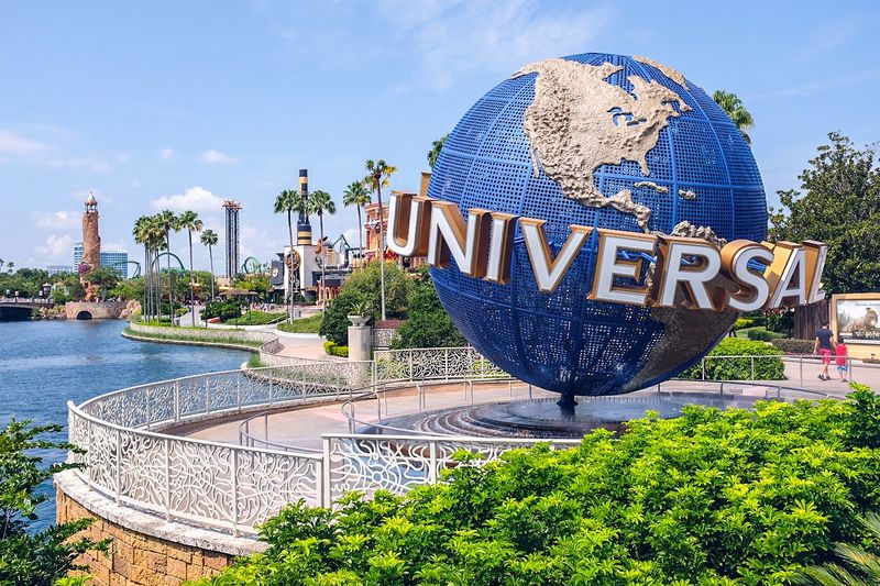 Archivo:Universal-studios-entrance.jpg