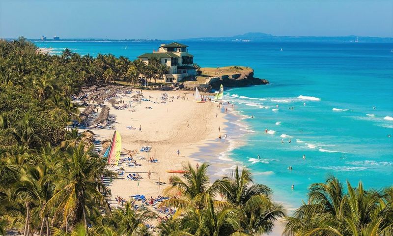 Archivo:Playa Las Américas.jpg