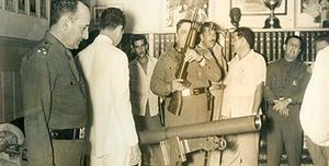 Rafael Salas Cañizares con un fusil, en los años 1950.jpg