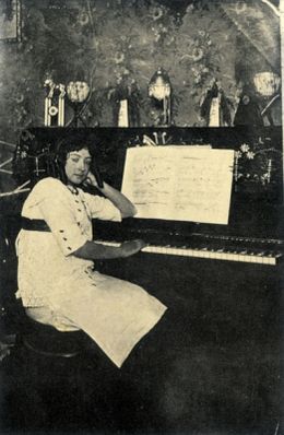 Pilar Bayona al piano.jpg