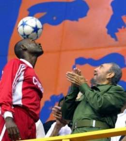 906459915-cubano-logra-segundo-record-guinness-dominio-balon.jpg