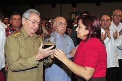 Raul castro-medalla UJC.jpg