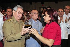 Raul castro-medalla UJC.jpg