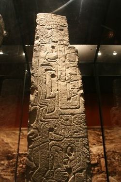 Obelisco-tello-cultura-chavin.jpg