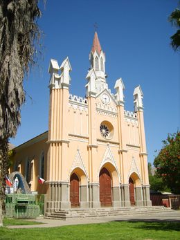 Gruta de Lourdes y fachada de la Iglesia Nuestra Señora de Loreto.jpg