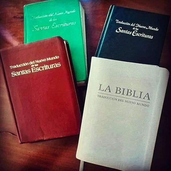 Archivo:Biblias TNM.jpg