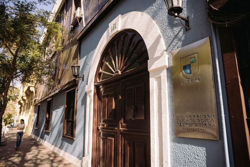 Archivo:Fachada casa central UTEM.jpg
