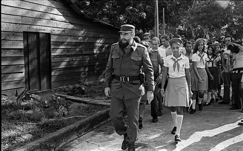 Archivo:Fidel-con-pioneros.jpg