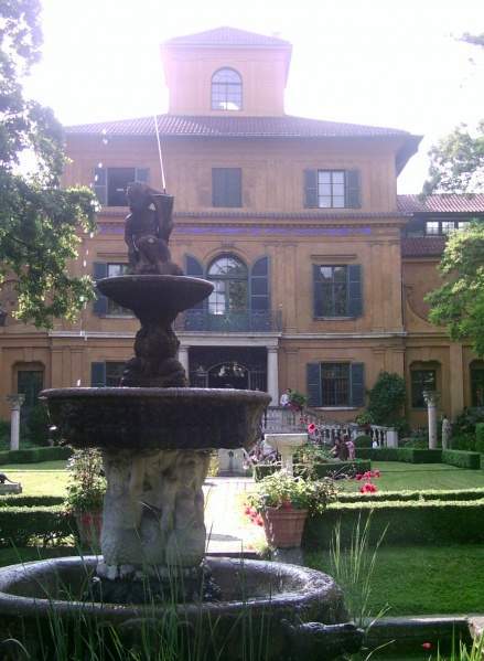 Archivo:Lenbachhaus fountain-evening.jpg