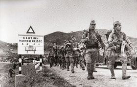 Battle hongkong Tropas japonesas avanzan sobre Hong Kong 16 diciembre 1941.jpg