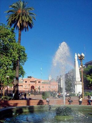 Plaza de Mayo Casa Rosada fuentes pirmide palmera 1.jpg
